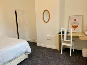 NEW! Stunning cosy double bed with window views, free WiFi and breakfast in a 3-bed peaceful house, spacious and full of hospitality
